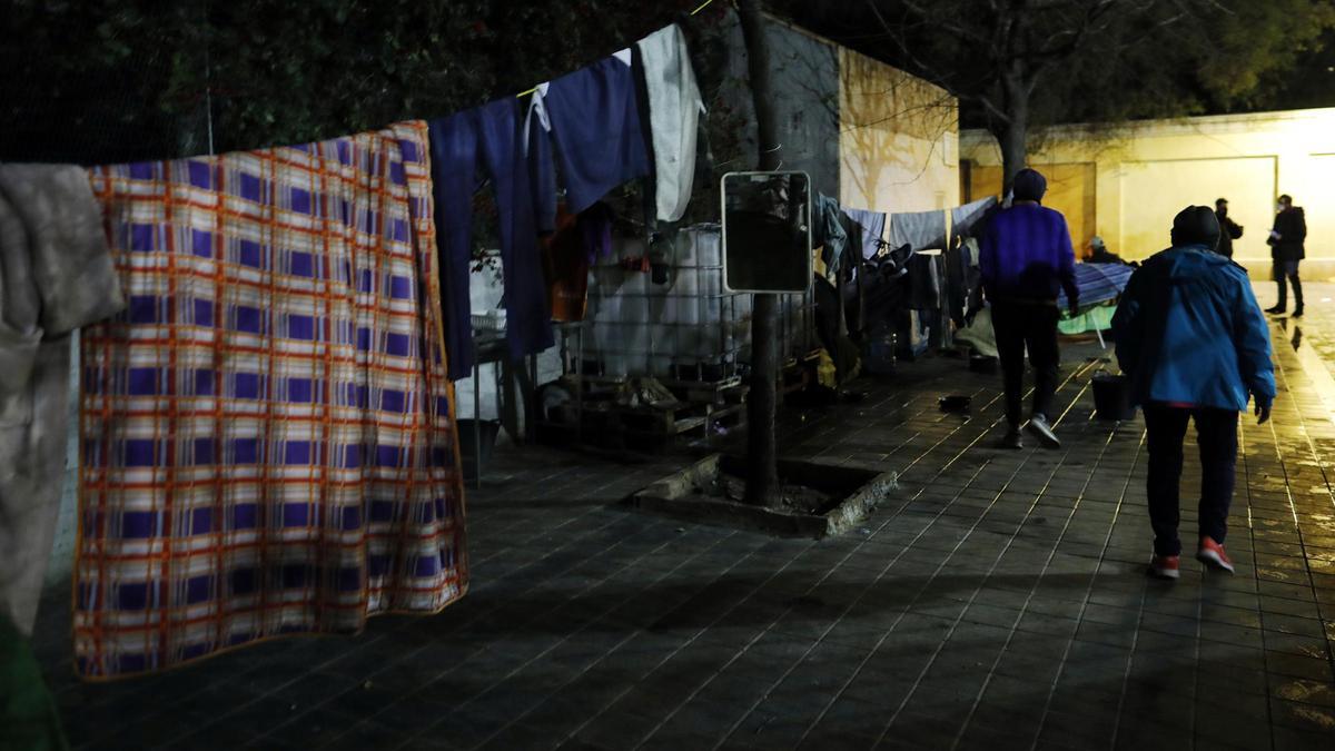 Amigos de la Calle reparte alimentos calientes y ropa para que las personas sin techo ganen la batalla a las bajas temperaturas