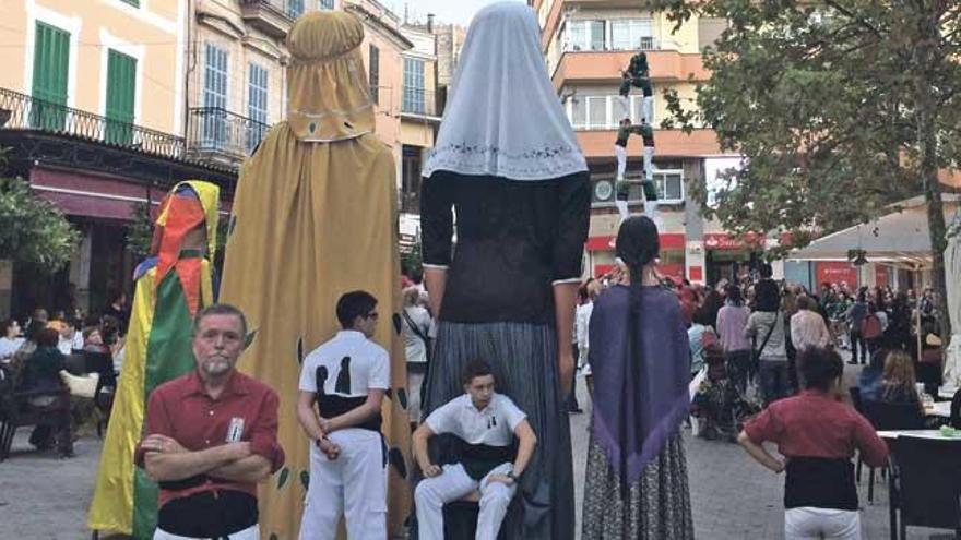 En sa Bassa, además de Al·lots de Llevant y Castellers de Mallorca, se plantaron los ´gegants´.