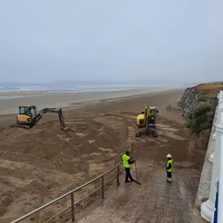 El misterio de las excavadoras y la arena en la playa de Salinas