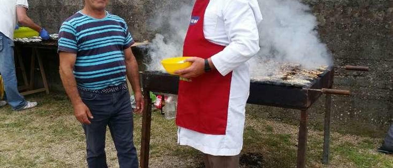 Alfredo Marcuño, presidente de la asociación, en la sardiñada de 2015.