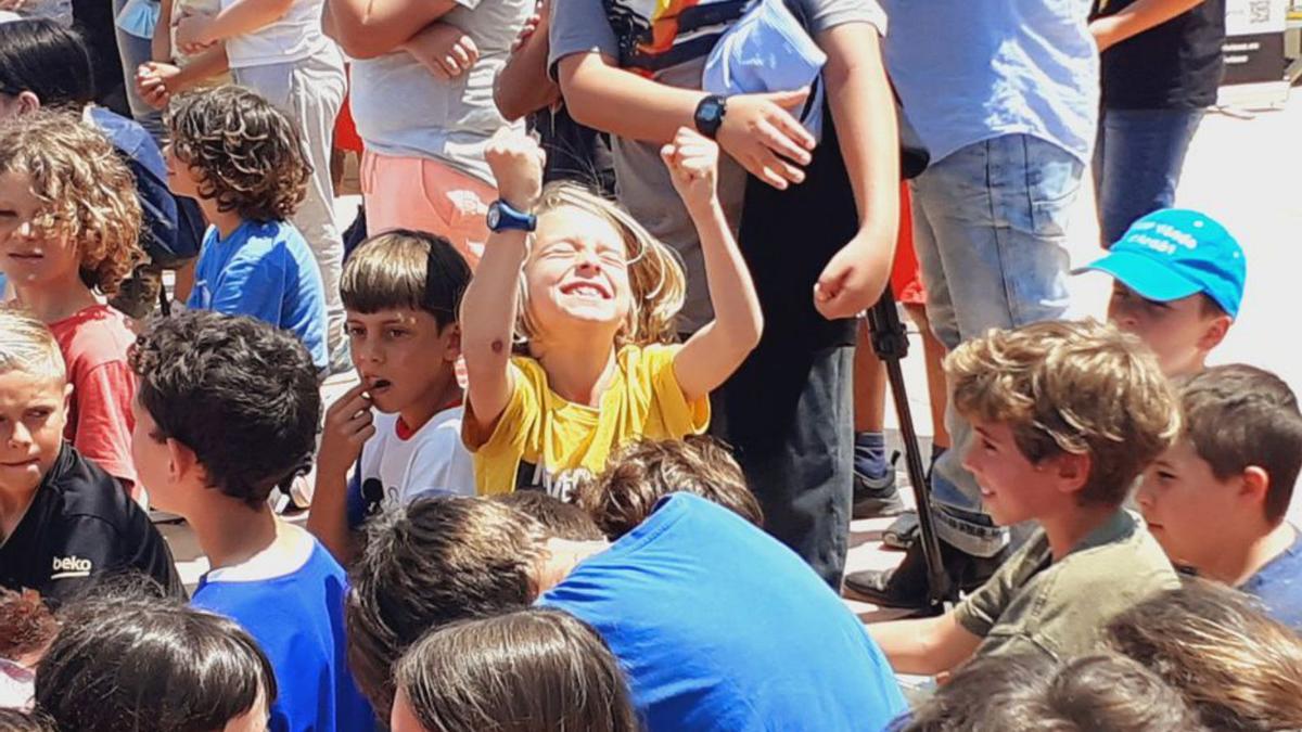 Un alumno del CEIP Torres de Balàfia, celebra feliz el resultado del concurso. 