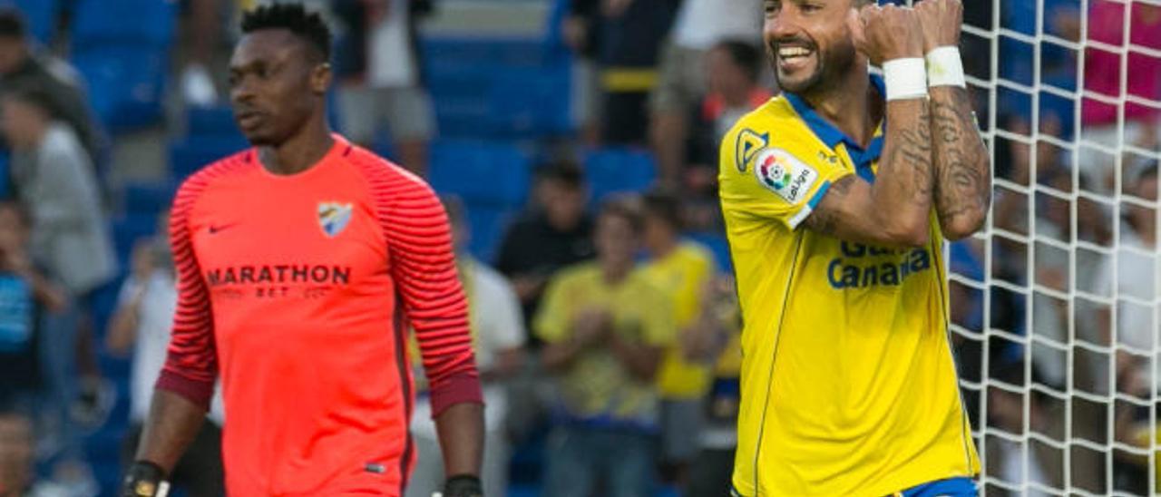 Momo celebra su gol al Málaga con Kameni detrás.