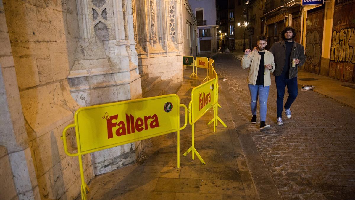 Imagen del vallado de la Lonja durante unas Fallas.
