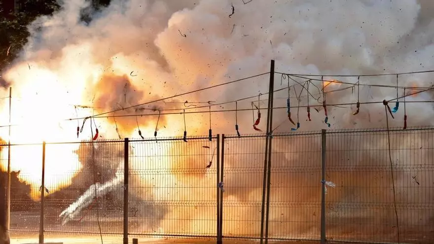 El barrio de San Gabriel late al ritmo de la pólvora con la pirotecnia Hermanos Sirvent