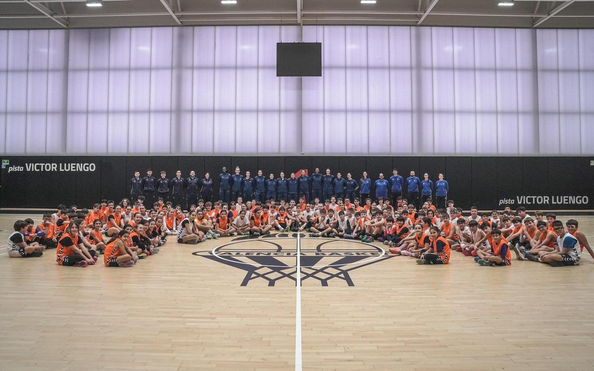Las jugadoras del Valencia Basket, con los niños y niñas del Campus Skills y MiniSkills en L'Alqueria.