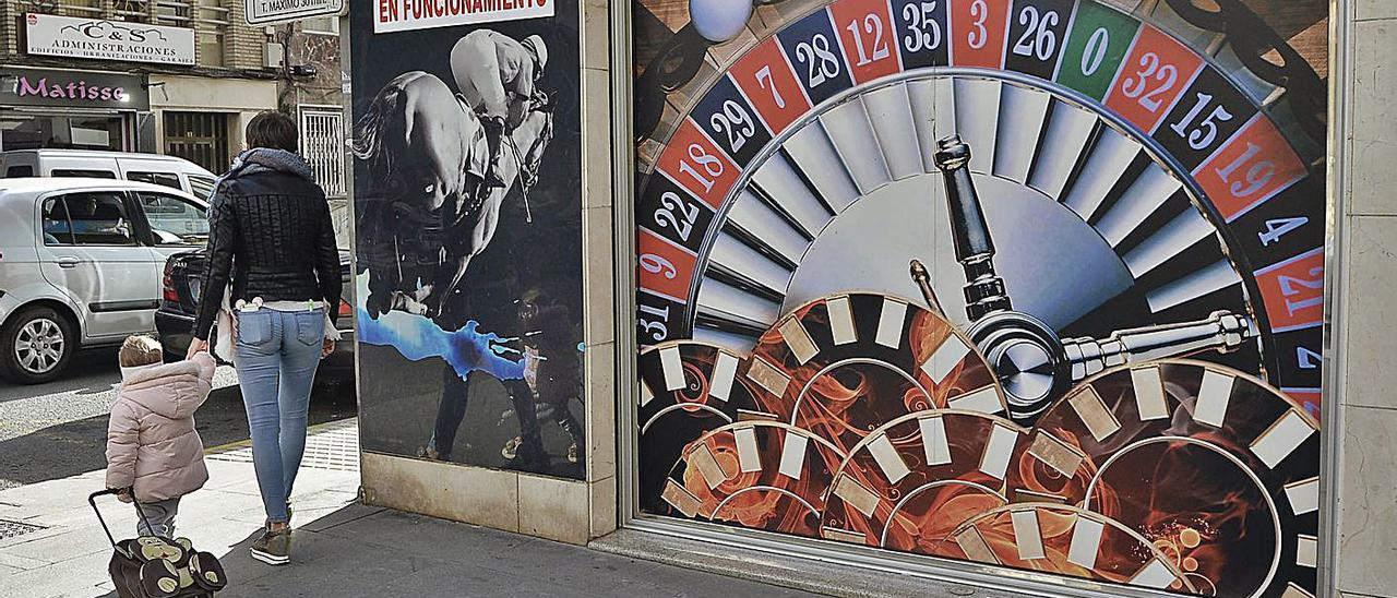 Fachada de una casa de apuestas en Murcia.