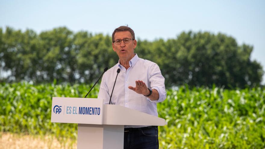 El líder del PP, Alberto Núñez Feijóo clausura un acto sectorial sobre el sistema agroalimentario y el mundo rural, a 1 de julio de 2023, en Santa Maria de Gimenells, Lleida, Cataluña (España).