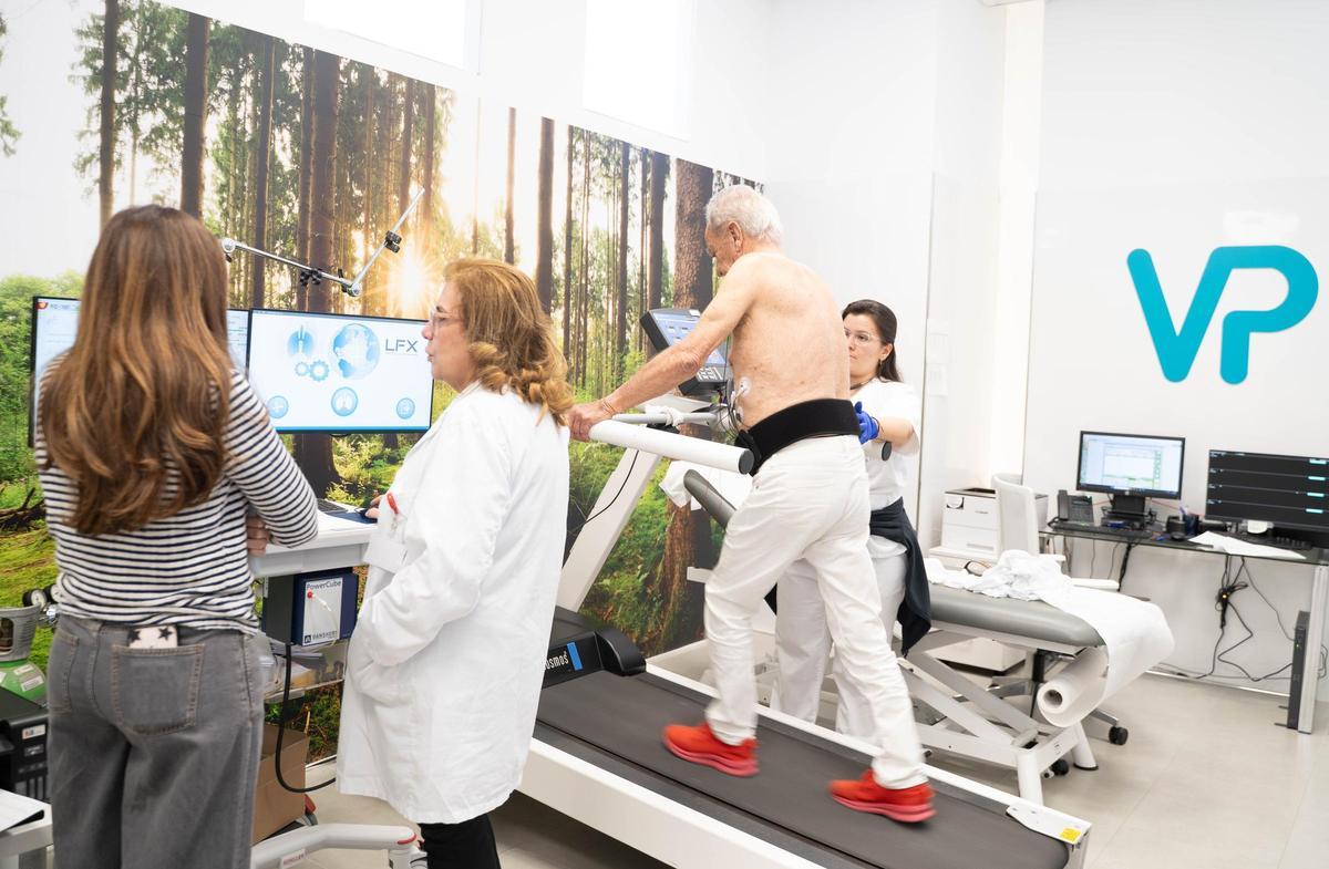 El SPECT miocárdico permite analizar cómo se irriga el músculo cardíaco a través de las arterias coronarias.