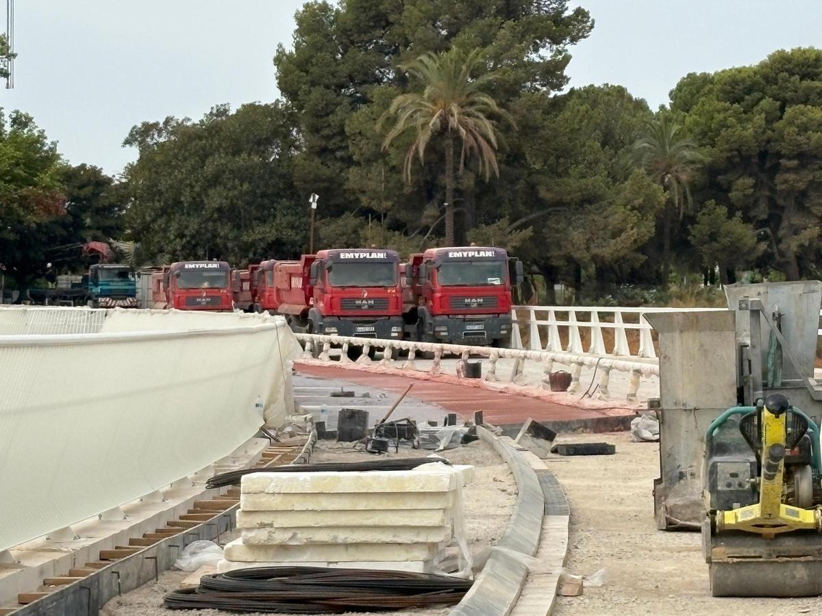 Los camiones realizna las pruebas de carga.