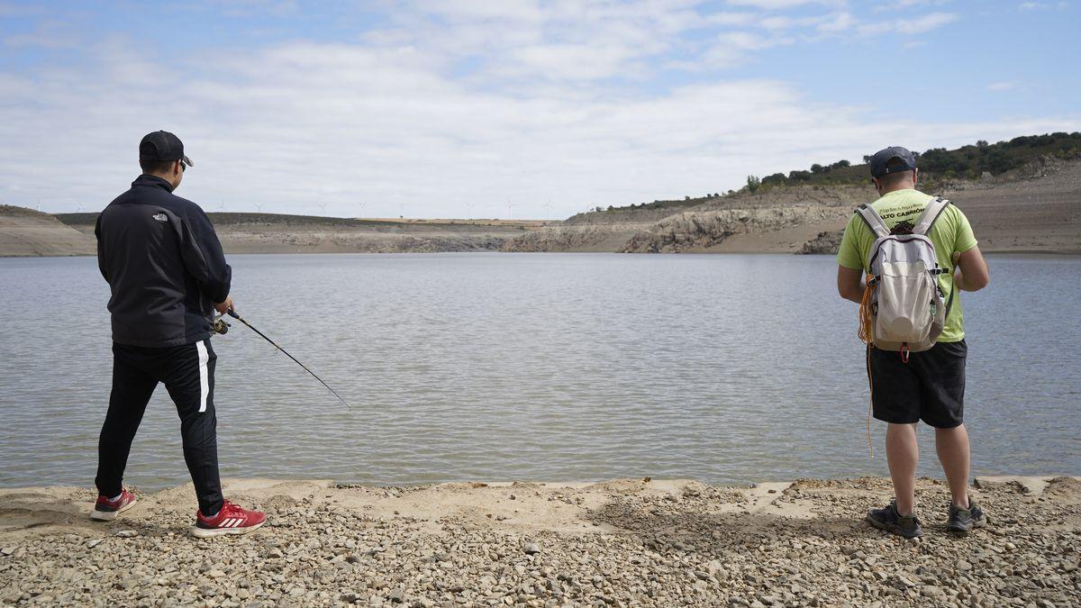 Pescadores en el embalse de Ricobayo en cotas mínimas