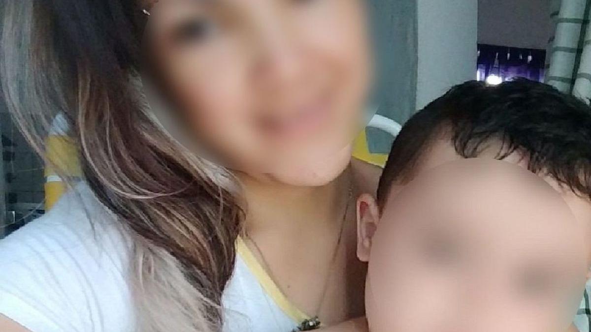 Roxana junto a su hijo de 5 años, asesinado por su hermana de 13