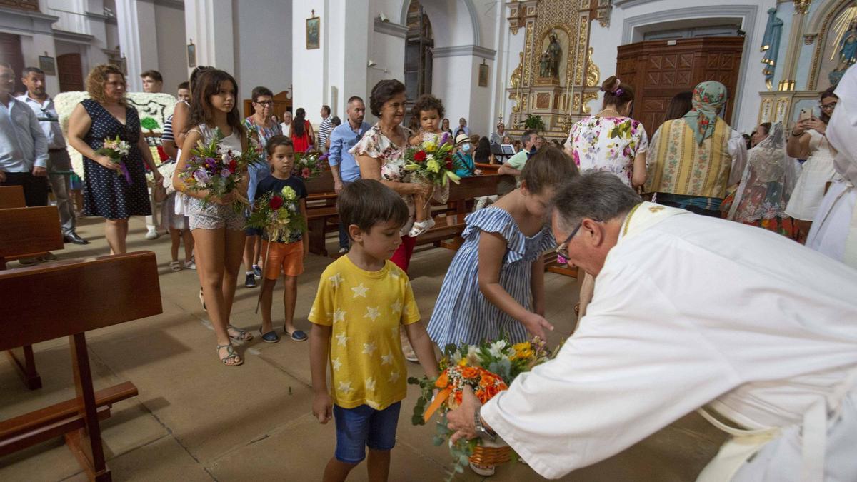 Los festeros han participado de forma multitudinaria en la Ofrenda de Flores a la Virgen de Loreto.