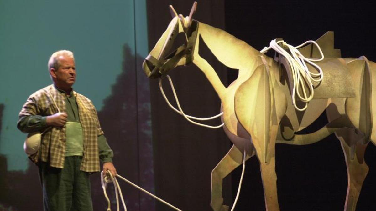 Joan Fígols, el 2002, en el paper de traginer a l'espectacle "Castellet, memòria mil·lenària"