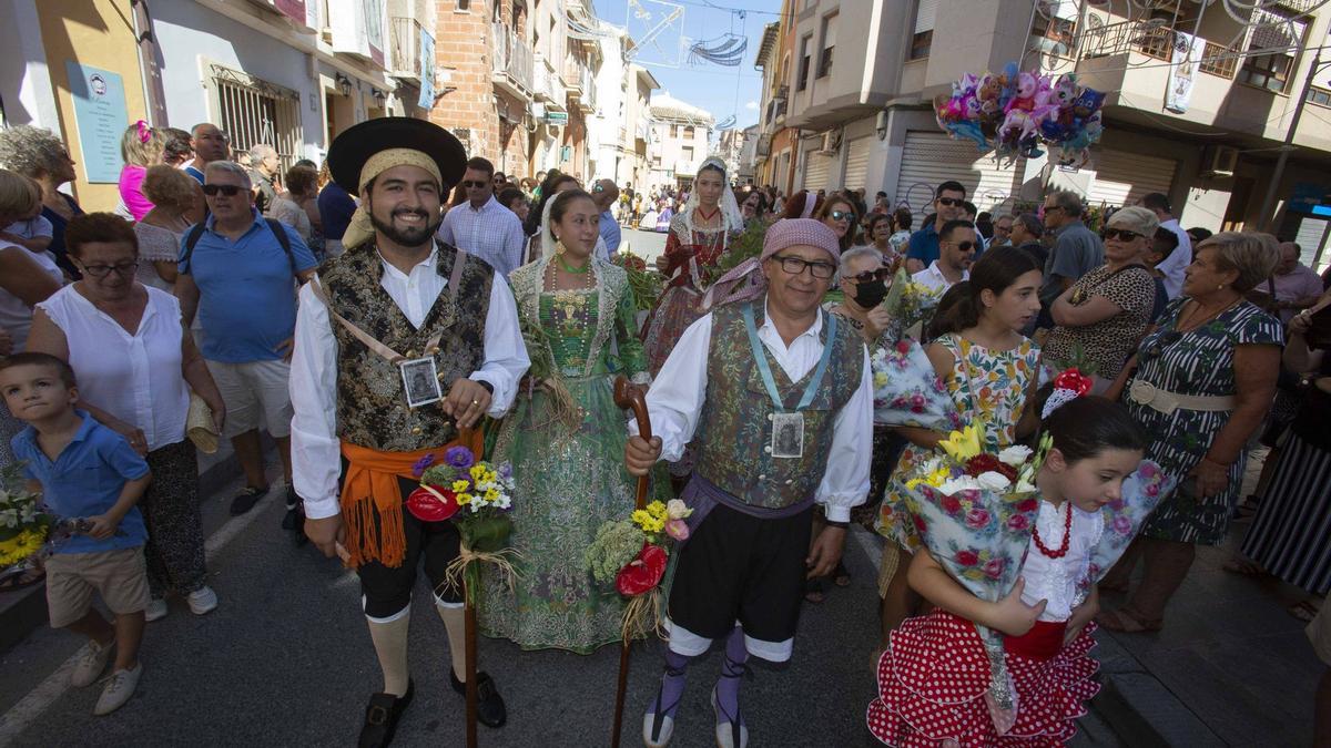 Los festeros han participado de forma multitudinaria en la Ofrenda de Flores a la Virgen de Loreto.