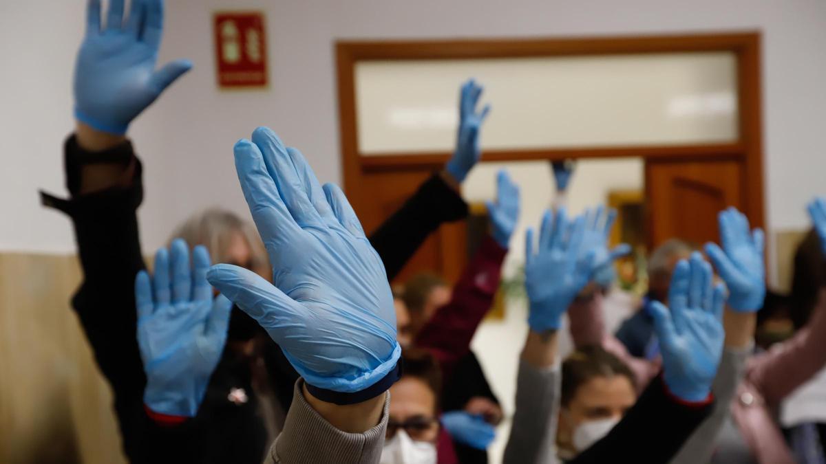 Protesta de limpiadoras del hospital en un pleno del Ayuntamiento de Córdoba, en una imagen de archivo.