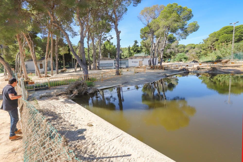 El río Nacimiento causó destrozos en Orihuela Costa en la gota fría en zonas donde se ha ocupado su cauce natural, como el paseo en la playa o los viales y zonas deportivas de varias urbanizaciones