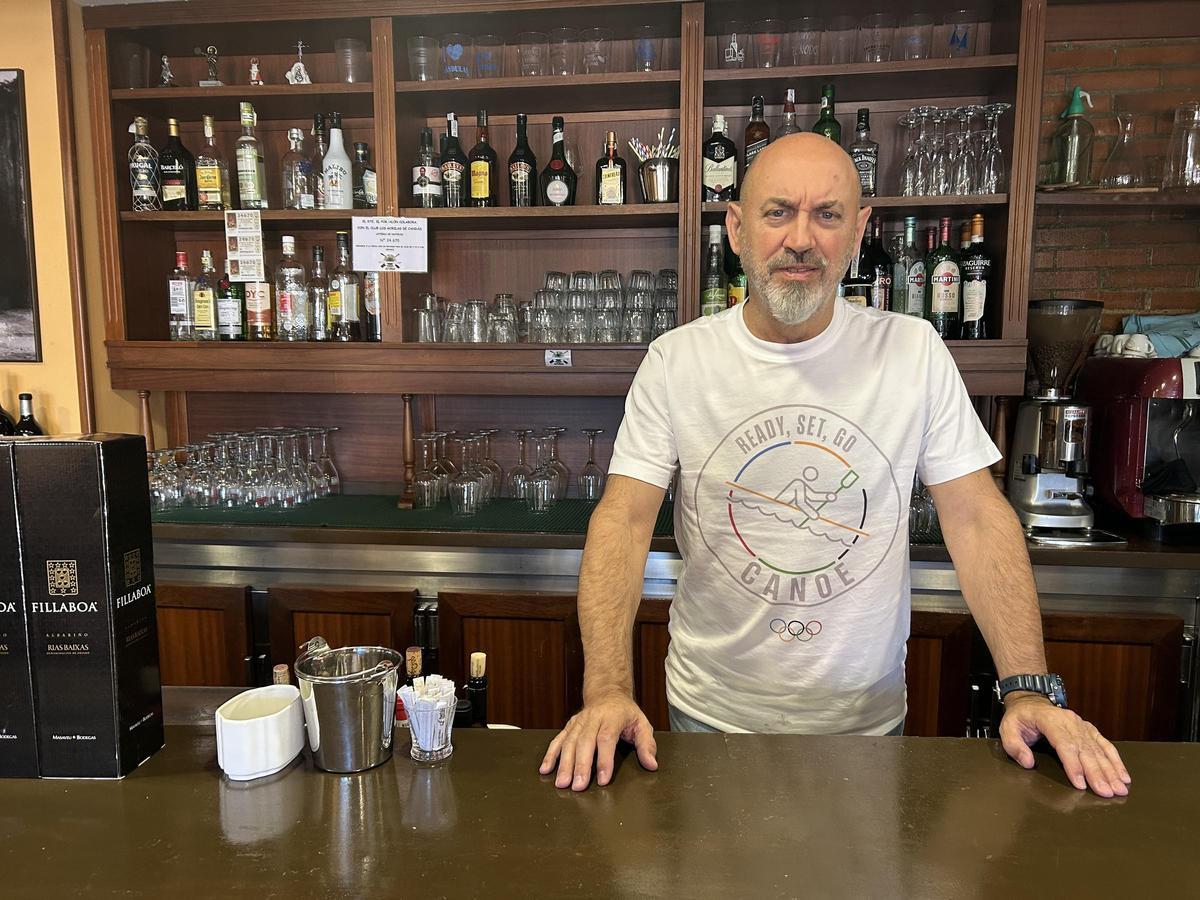 Ángel Menéndez, tras la barra de El Portalón de Santolaya