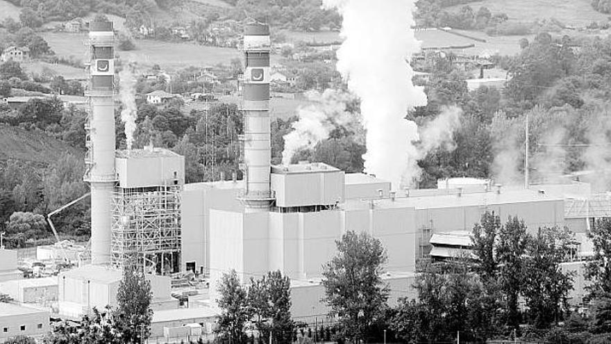 Los dos grupos de ciclo combinado de HC en Soto de Ribera. La chimenea de la izquierda corresponde a la central que aún está en obras.