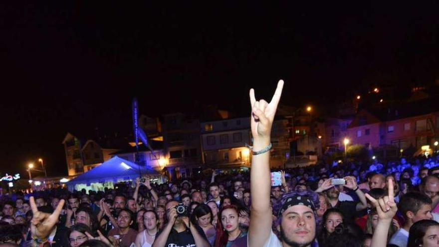 Aficionados a la música presentes en el Armadiña Rock de este verano. // G. Santos