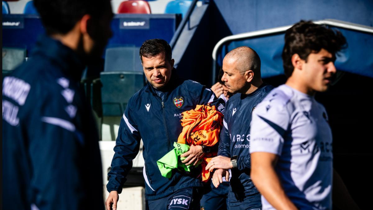 Luís Castro y el resto de jugadores preparando el último entrenamiento de cara al derbi ante el Valencia CF