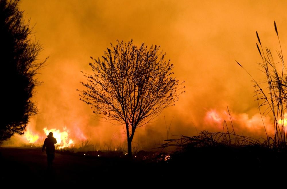 Un incendio obliga a desalojar el camping de Almenara