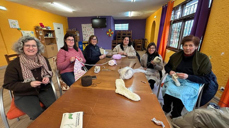 EN IMÁGENES: La "Flor de Grau" celebra su "Filandón" para tejer en grupo y estrechar lazos