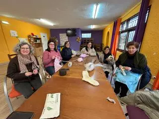 Un filandón que teje redes en Grado: "Vivimos en una sociedad muy individualista, nos falta juntarnos más para hacer cosas"