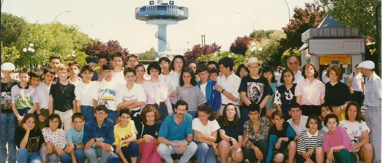 Foto de familia antigua de exalumnos de octavo del 90 y el docente Toño Blanco Casais, en su excursión de fin de curso.