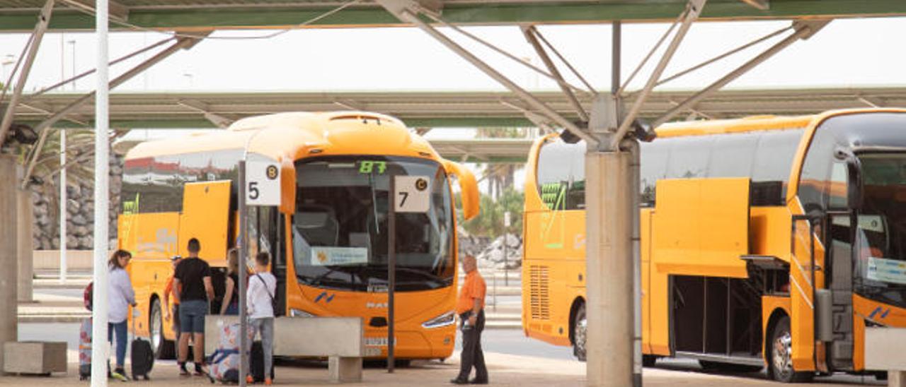 Una familia de turistas alemanes esperan para subir a la guagua que los trasladará a su hotel, ayer, en el aeropuerto.