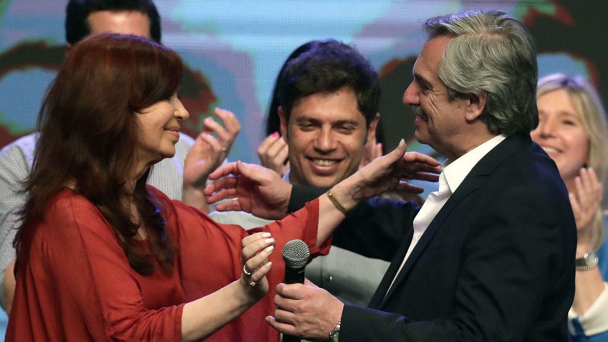 Alberto Fernández y Cristina Fernández de Kirchner, vencedores en las elecciones argentinas, celebran el triunfo.