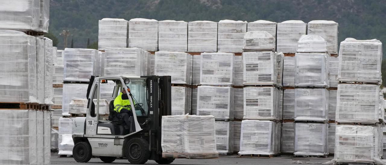 Carga de producción cerámica en una empresa.