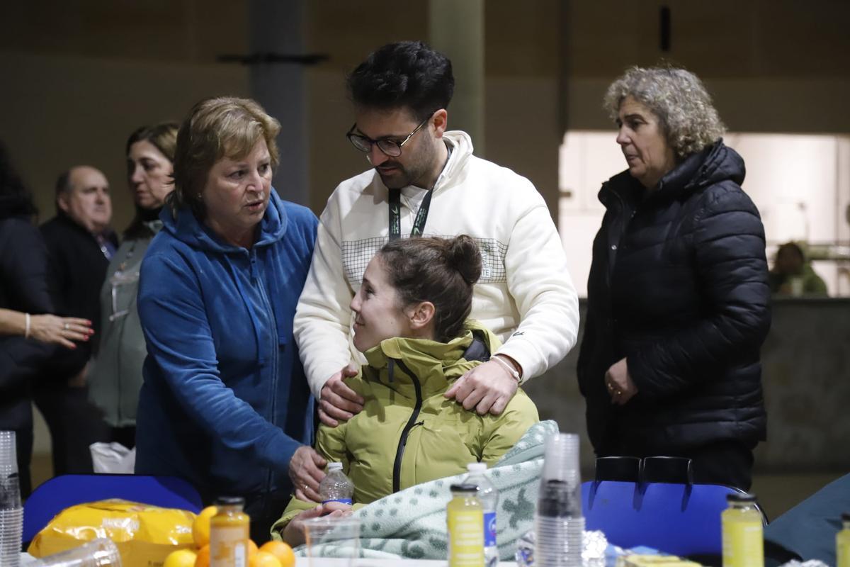 Varios de los afectados son atendidos en la caseta municipal de Villafranca.
