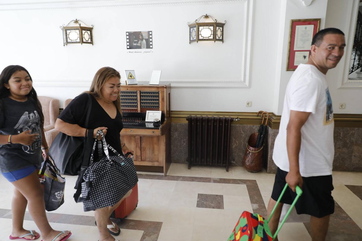 Turistas, llegando el pasado verano a un hotel a Gijón.
