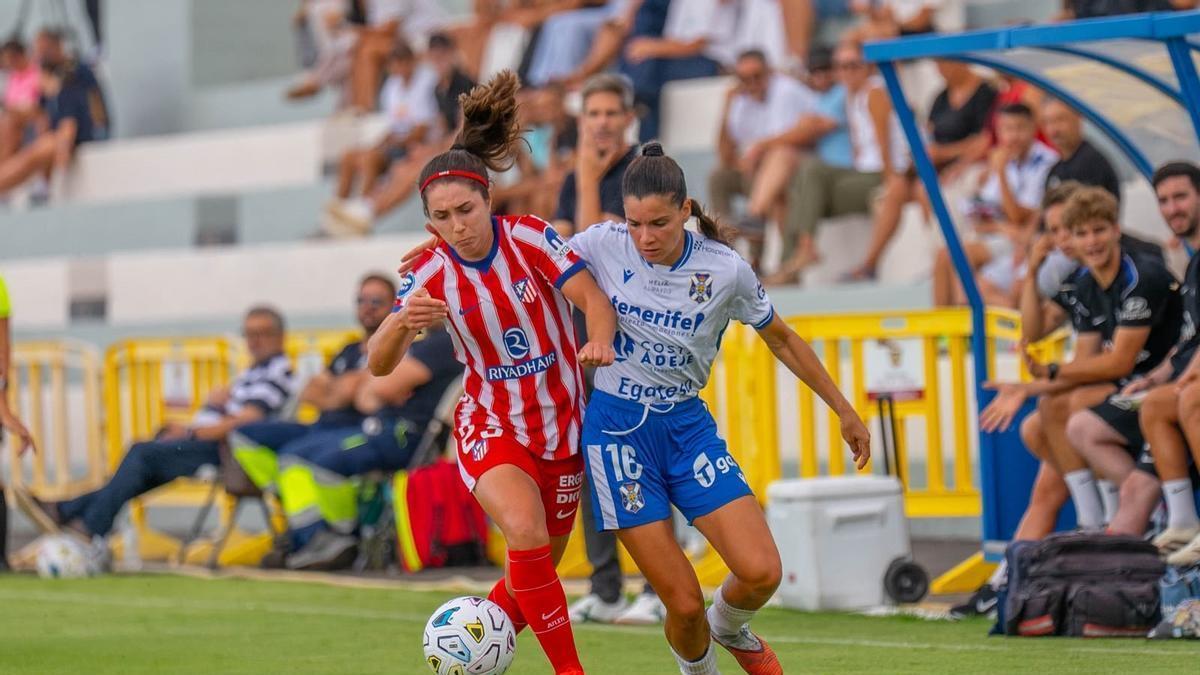 Alexia y Violeta Quiles, en una jugada del partido.