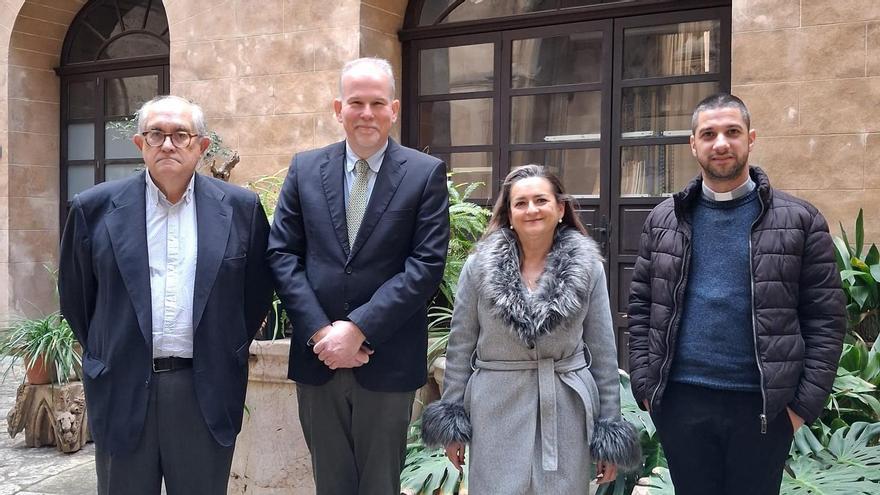 El ecónomo del Obispado, Miquel Noguera, el alcalde Richard Thompson, la abogada del Ayuntamiento, Cristina Domínguez y el párroco de Sant Joan, Francesc Xavier Riutort.