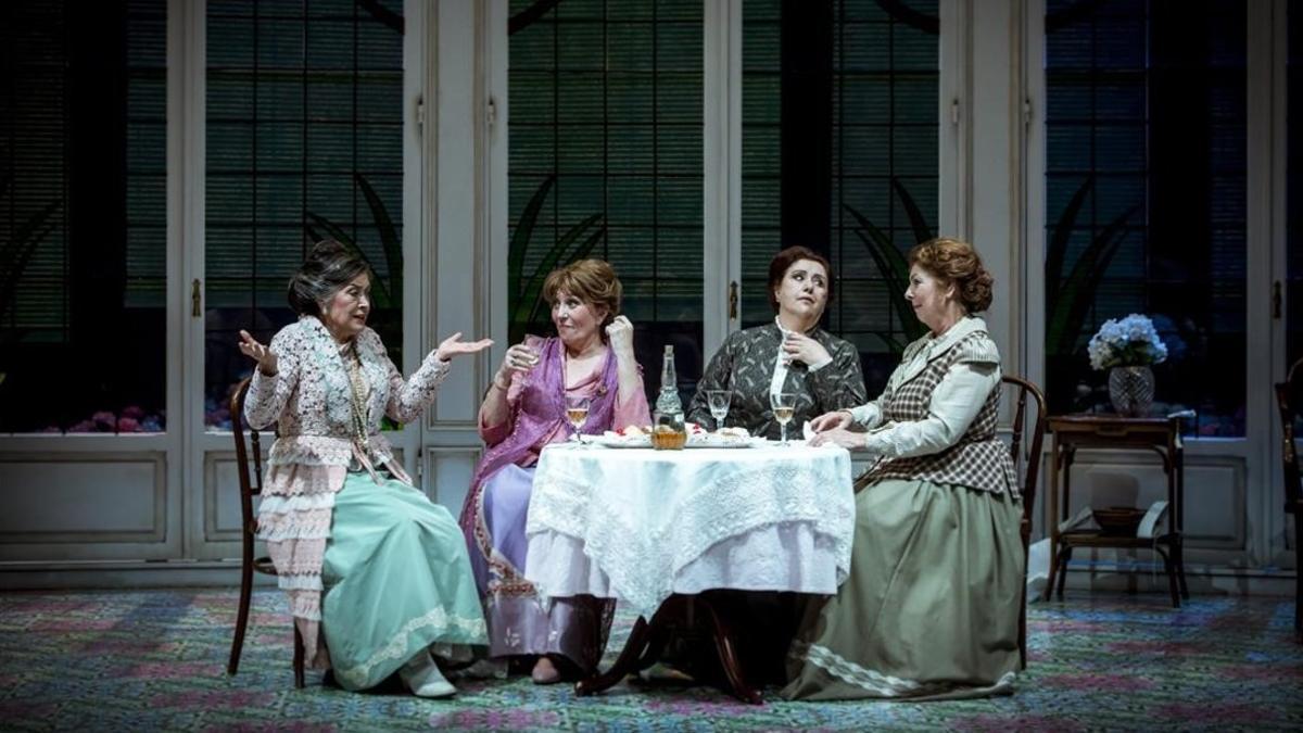 Escena de la adaptación de la obra teatral de Rodoreda 'La senyora Florentina i el seu amor Homer', a cargo de Sergi Belbel y con Mercedes Sampietro (segunda por la izquierda), en el TNC.