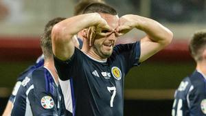 McGinn celebra el tercer gol escocés ante Chipre