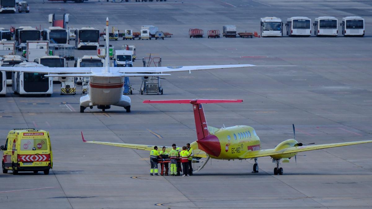 Las imágenes del avión medicalizado con dos infectados por hantavirus en la base aérea de Gando, en Gran Canaria