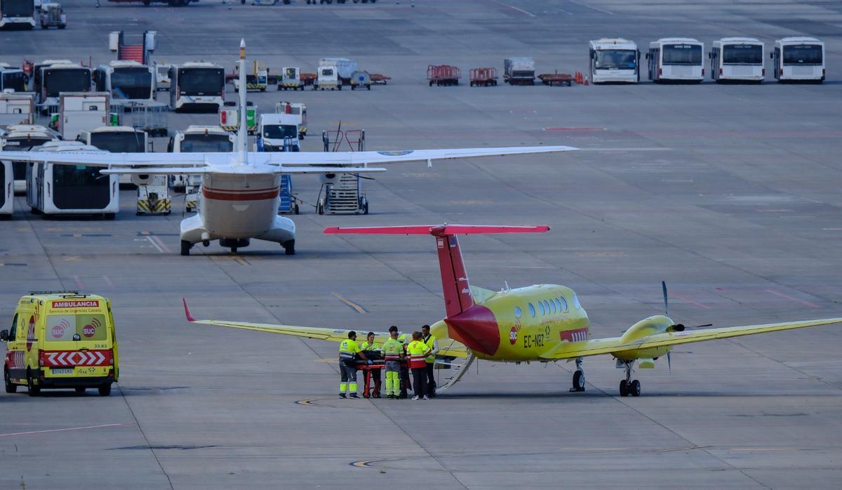 Las imágenes del avión medicalizado con dos infectados por hantavirus en la base aérea de Gando, en Gran Canaria