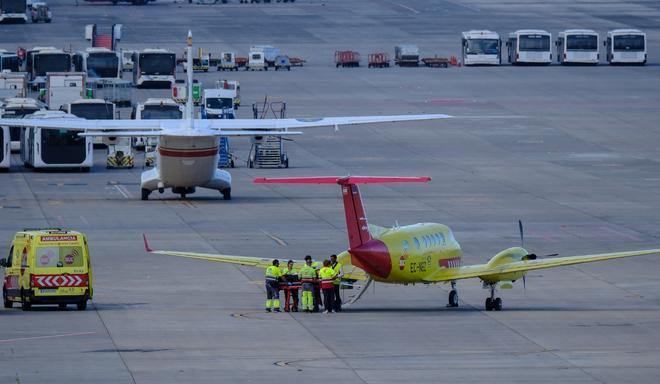 Las imágenes del avión medicalizado con dos infectados por hantavirus en la base aérea de Gando, en Gran Canaria