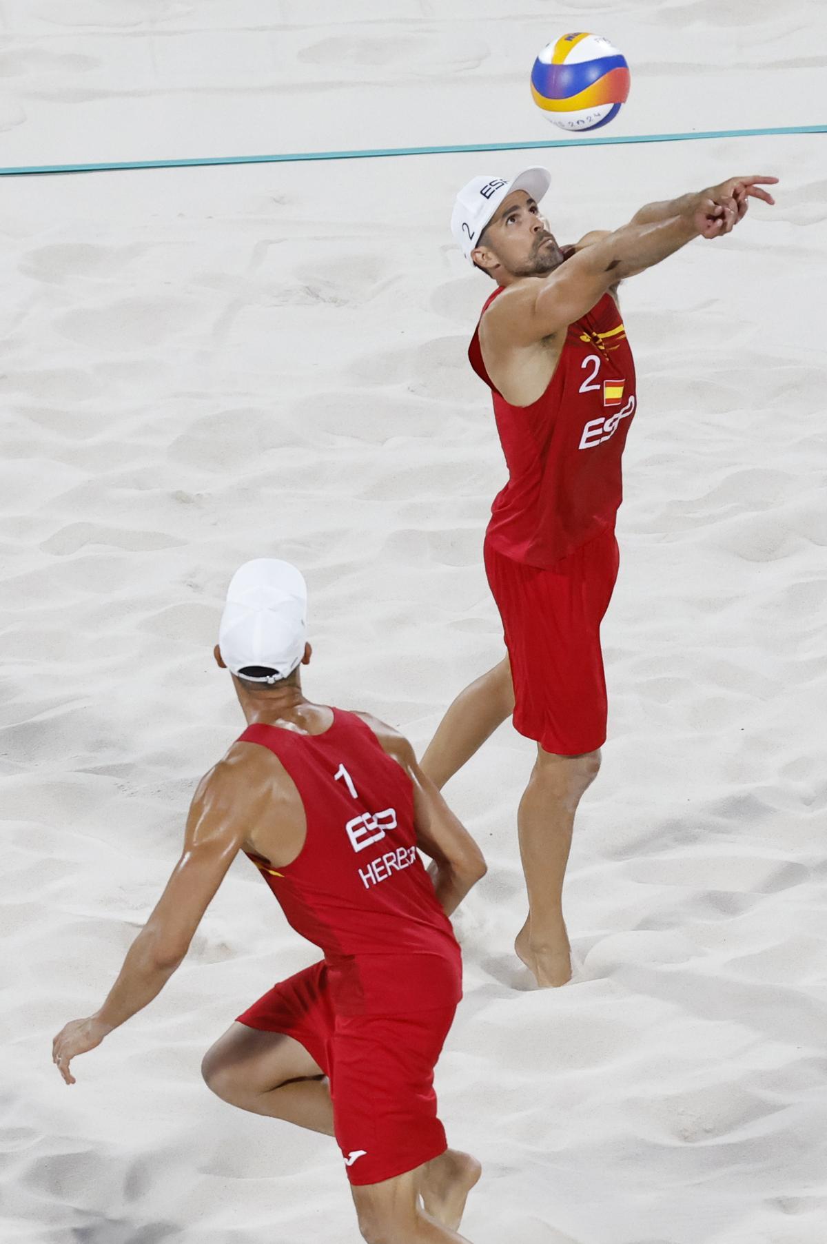 Los españoles Pablo Herrera y Adrián Gavira durante el partido de cuartos de final de voley playa entre España y Noruega, de los Juegos Olímpicos de París 2024.