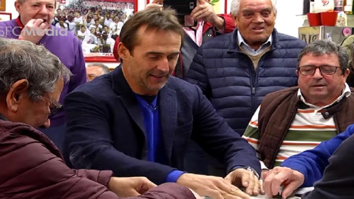 Julen Lopetegui juega al dominó en el barrio de Triana