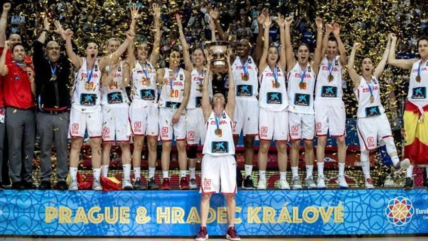 La selección española de Lucas Mondelo celebra su tercera corona europea conquistada anoche frente a Francia con una enorme superioridad.