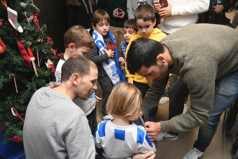 Dos futbolistas del primer equipo -David Simón y Eneko Bóveda-, junto a tres jugadoras del Deportivo Abanca -Cris, Laura y Miriam- visitam a los niños hospitalizados.