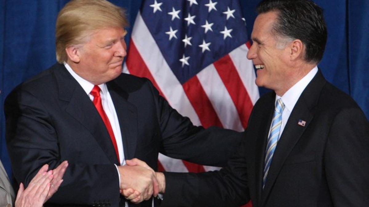 El multimillonario Donald Trump saluda a Mitt Romney, el día que oficializó su apoyo al candidato republicano, el pasado febrero.