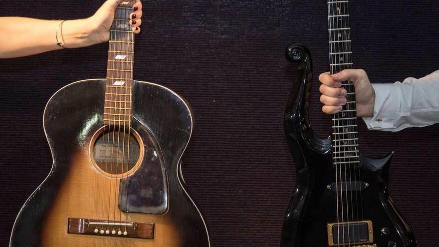 Dos guitarras míticas de Jimi Hendrix y Prince se subastan en Londres