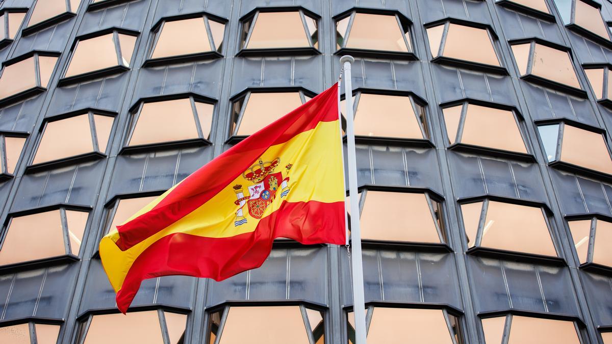 La bandera de España ondea frente al edificio del Tribunal Constitucional.