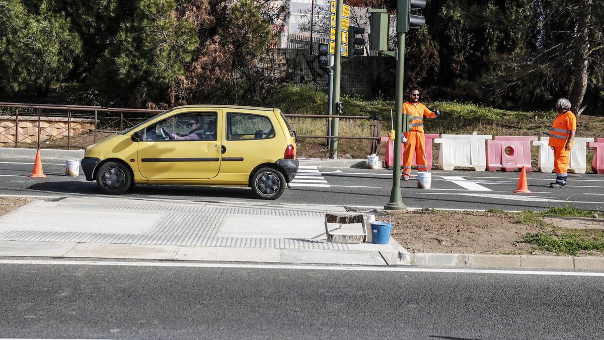 Imagen captada ayer de los operarios pintando el paso de peatones de la variante a la altura del Leroy Merlin.