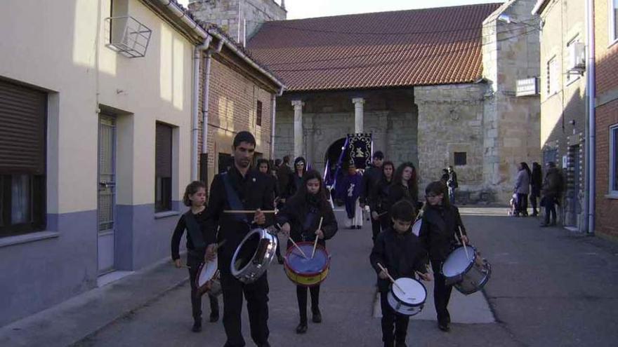 Banda de Música de El Perdigón encabeza un desfile.