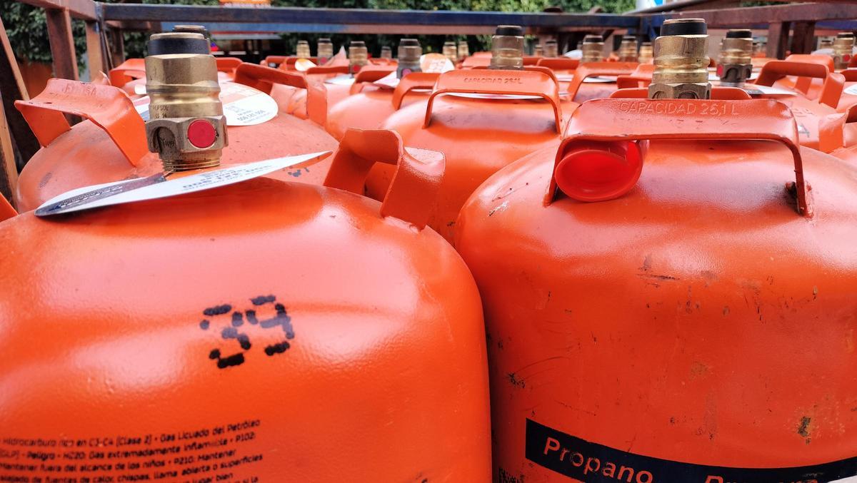 Bombonas de butano en la parte trasera del camión de reparto